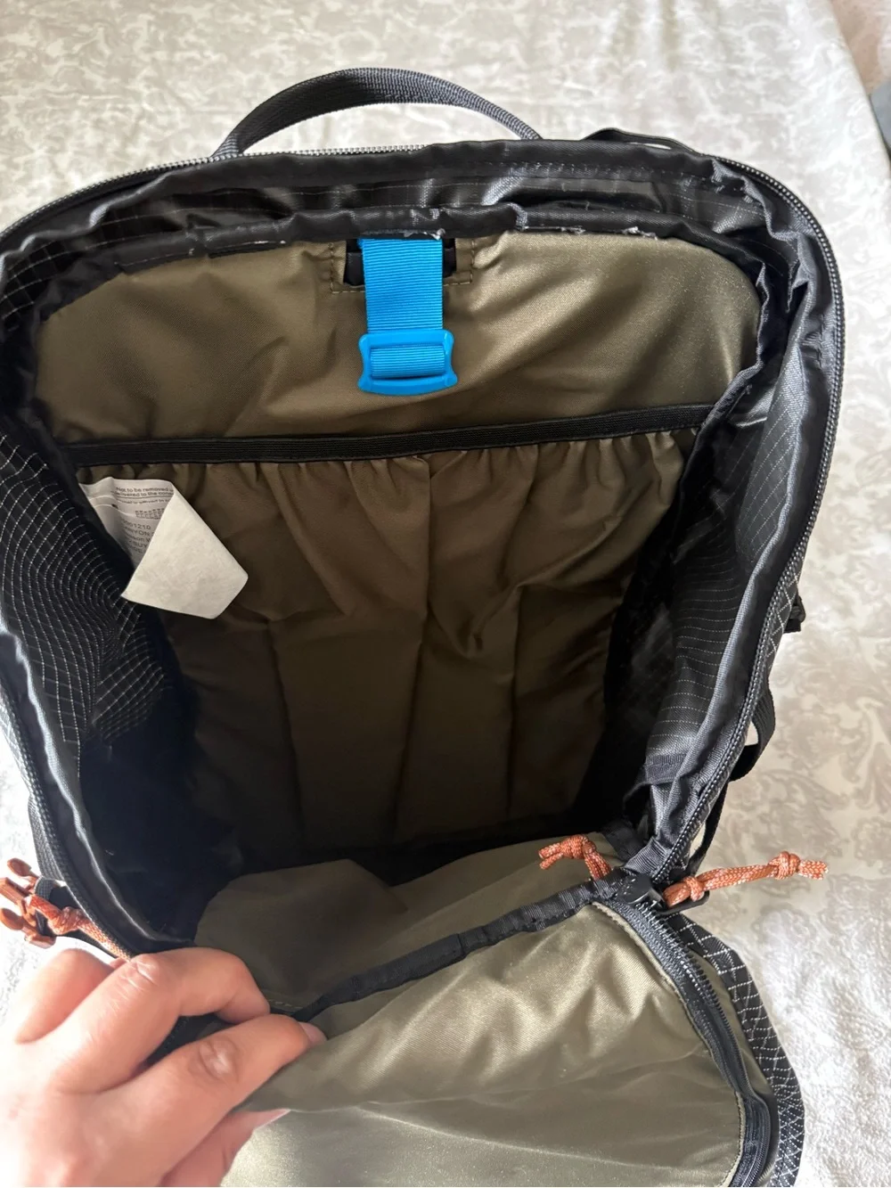 Dakine Canyon 24L Hydration Backpack with Brown Accent Pulls